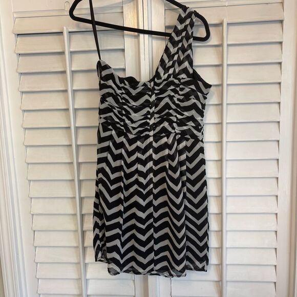 H&M Black and White Chevron One-Shoulder Dress Size 12 - Picture 2 of 7